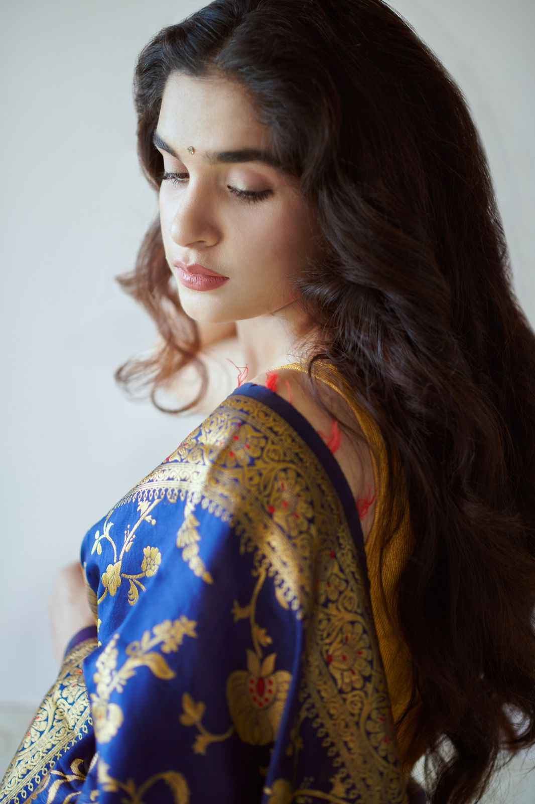 Premium Elegant Lichi Silk Saree with Intricate Zari Weaving