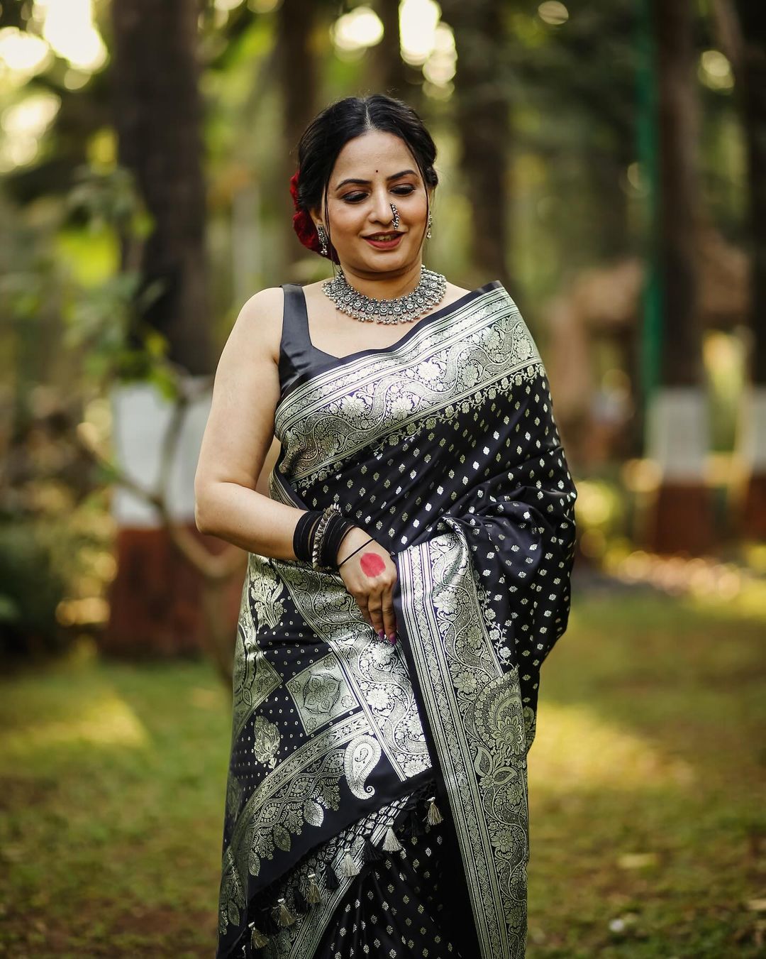 Trendsetting Black Soft Silk Saree with Ethnic Blouse Piece