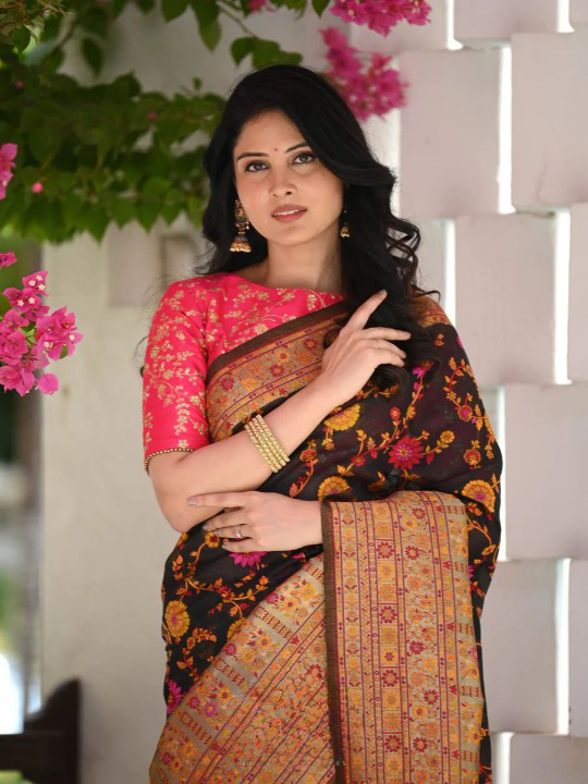 Elegant Banarasi Silk Saree with Zari Border & Pallu Black