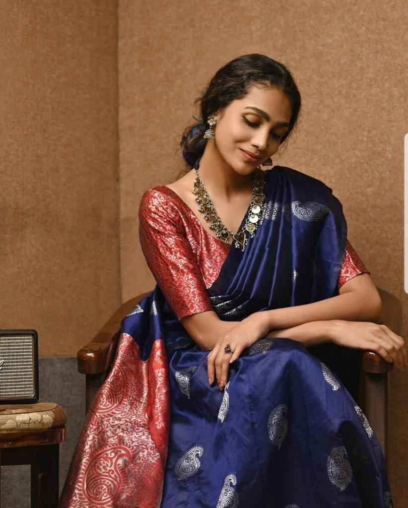 Traditional Wear Lichi Silk Saree with Stunning Zari Patterns