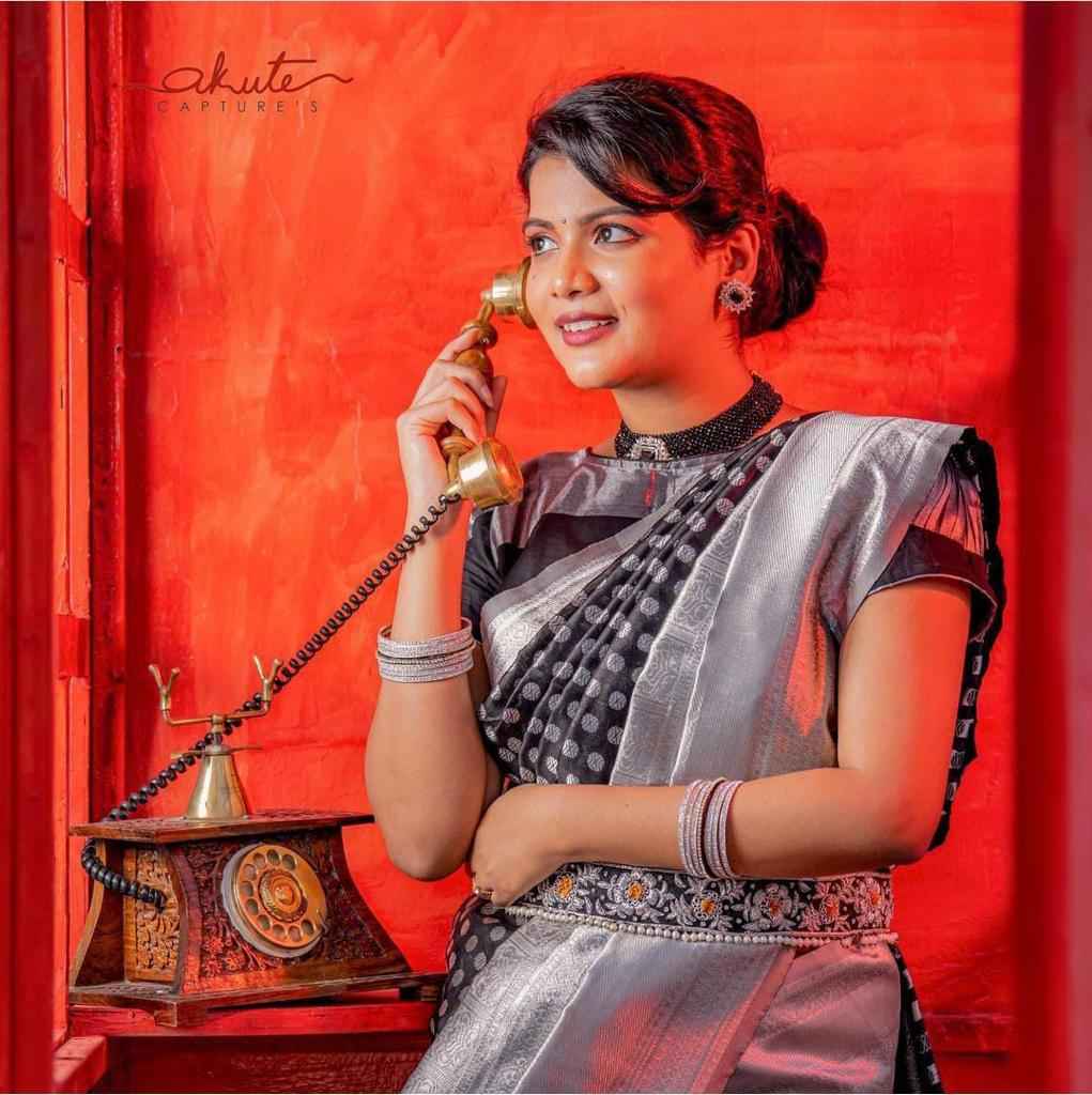 Designer Wear Lichi Silk Saree with Luxurious Zari Finish