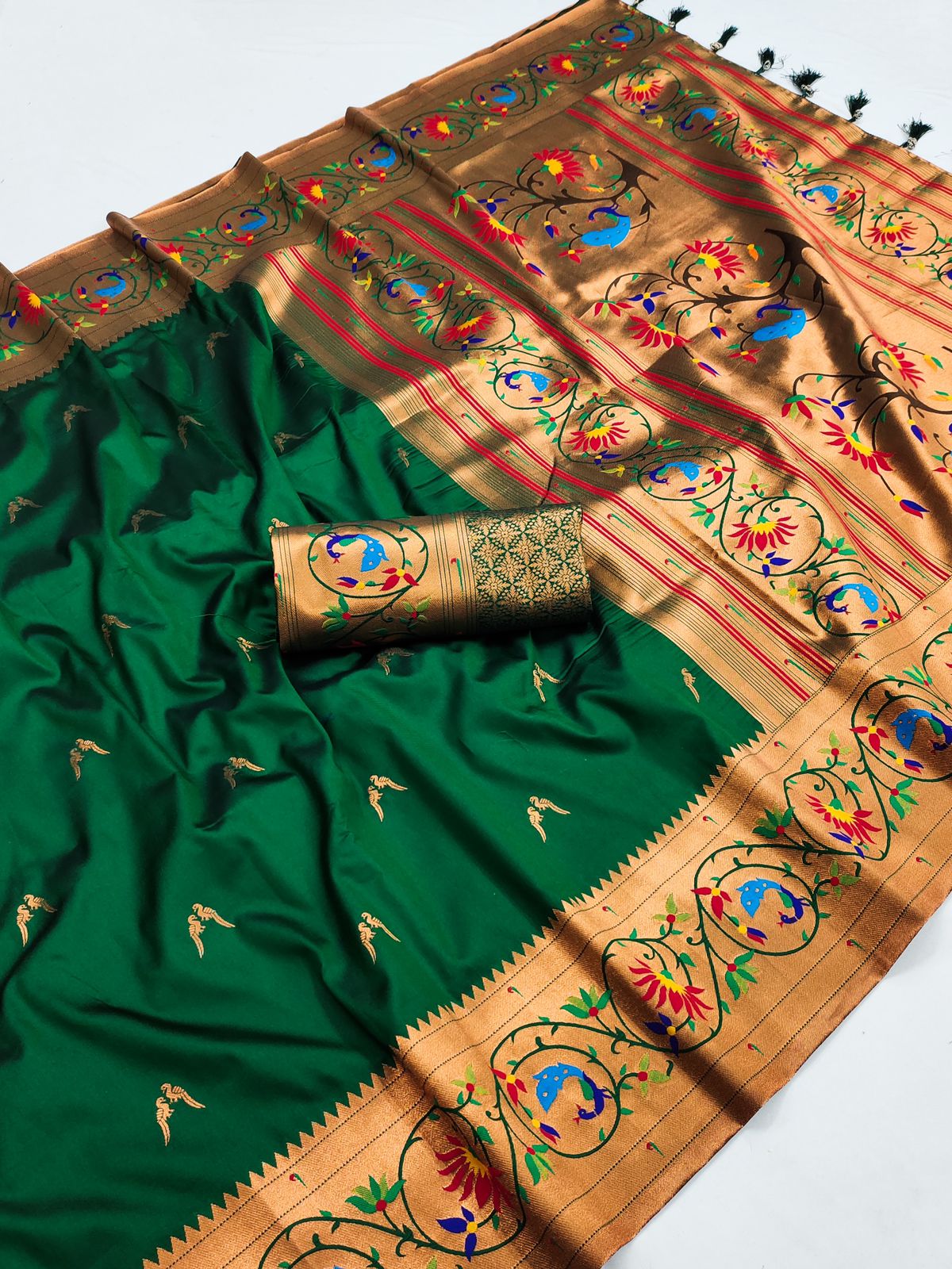 Smashing Dark Green Paithani Silk Saree With Seraglio Blouse Piece