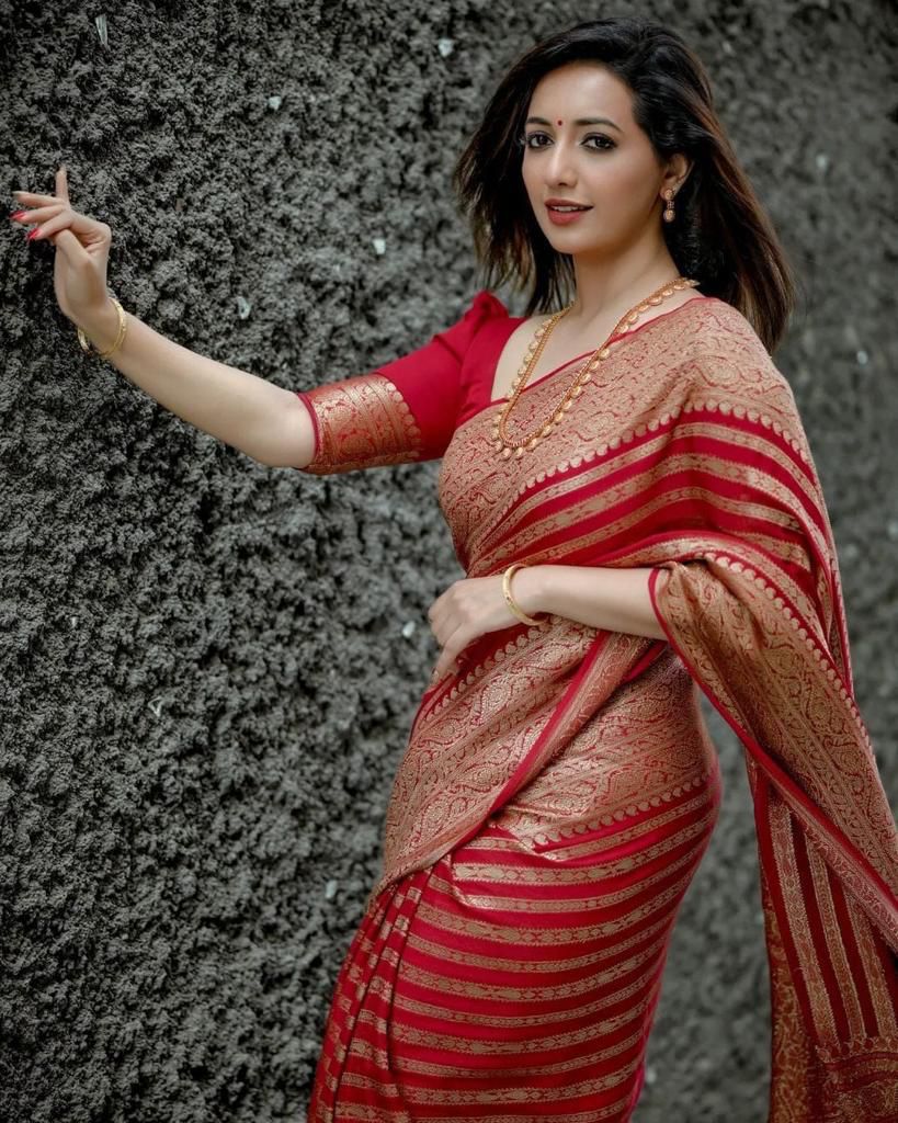 Mesmerizing Red Soft Silk Saree With Stylish Blouse Piece