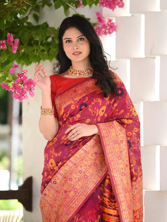 Elegant Banarasi Silk Saree with Zari Border &amp; Pallu Red