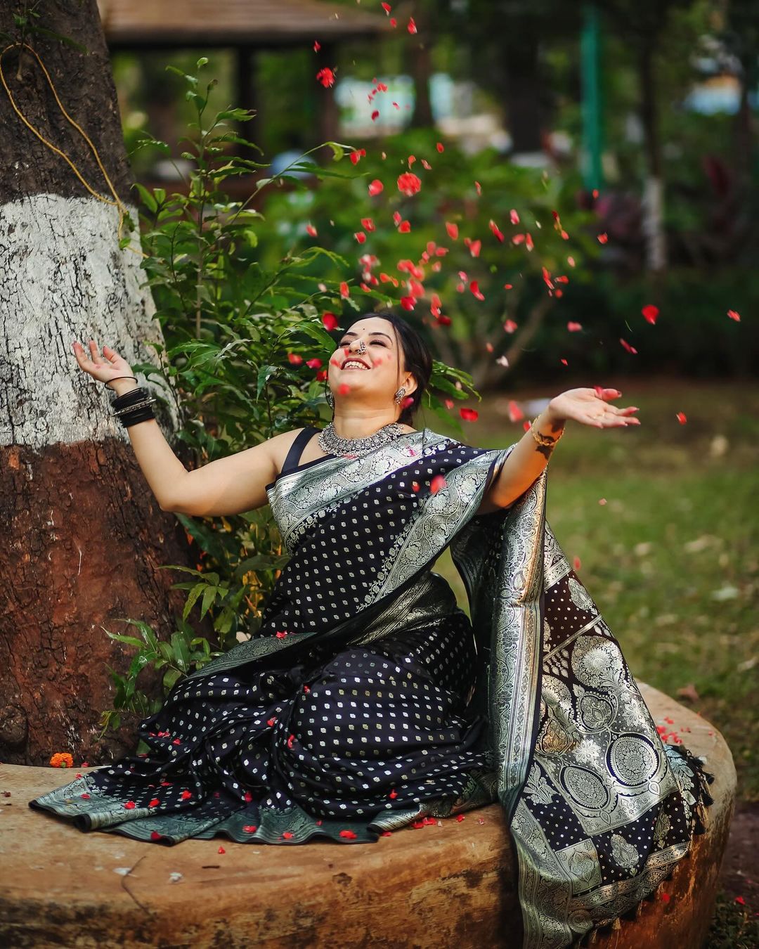 Trendsetting Black Soft Silk Saree with Ethnic Blouse Piece