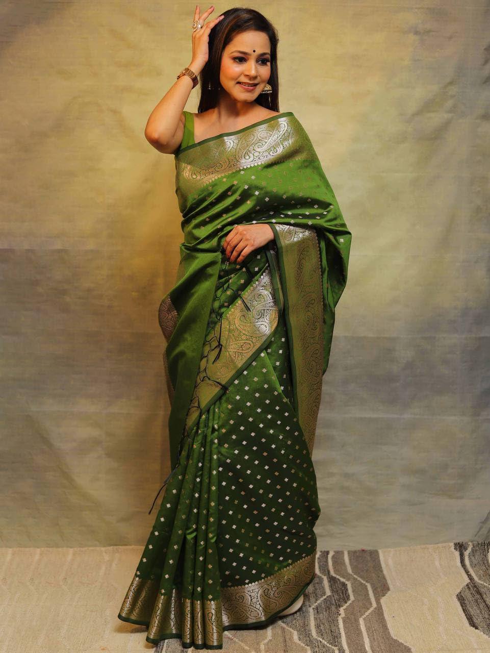 Flowless Green Soft Lichi Silk Saree With Classic Blouse Piece