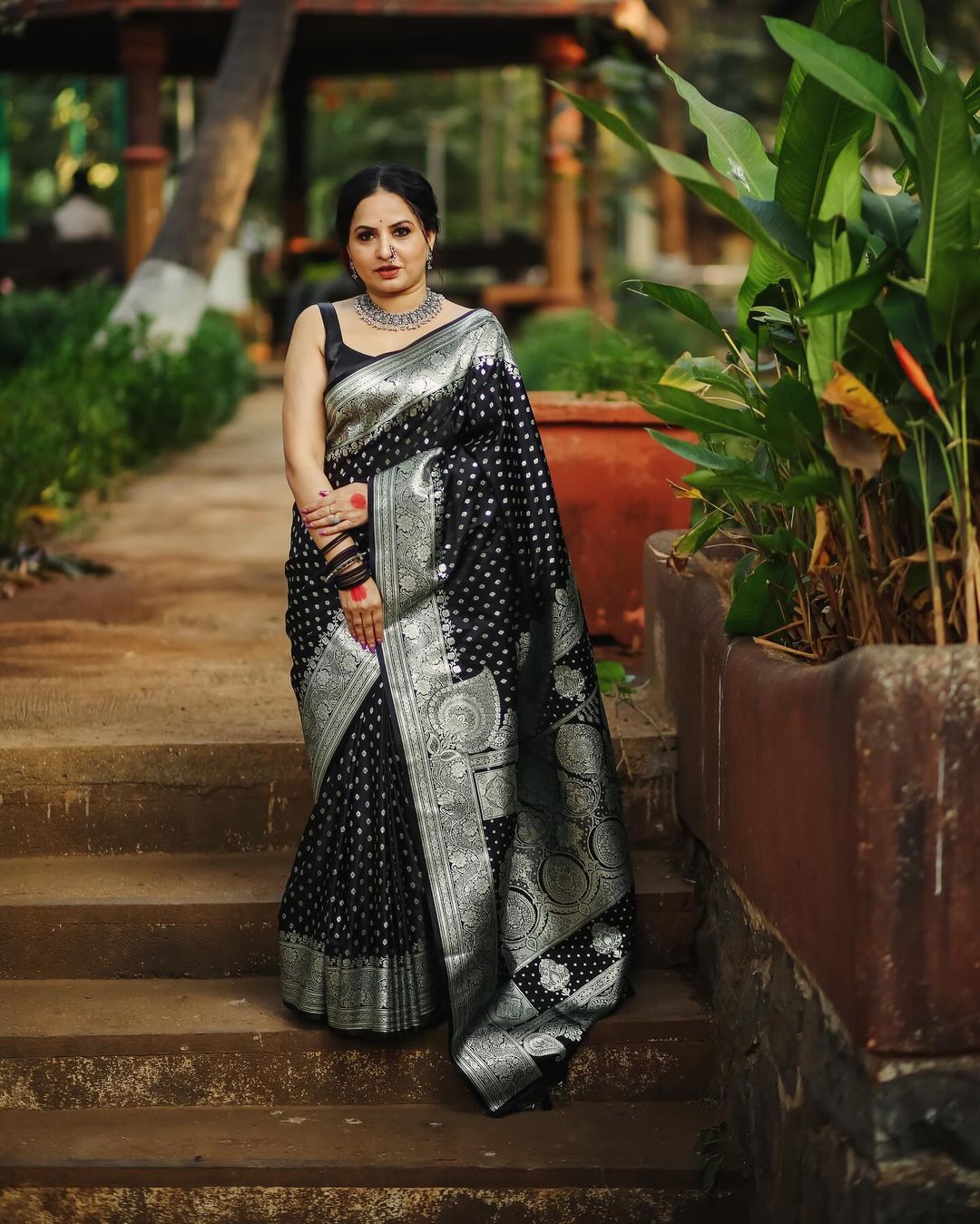 Trendsetting Black Soft Silk Saree with Ethnic Blouse Piece