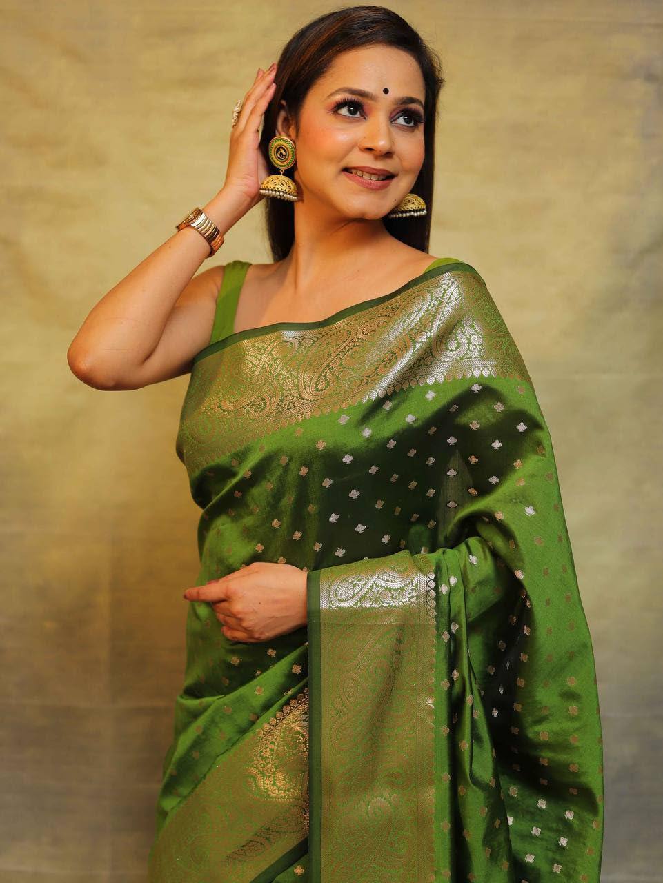 Flowless Green Soft Lichi Silk Saree With Classic Blouse Piece