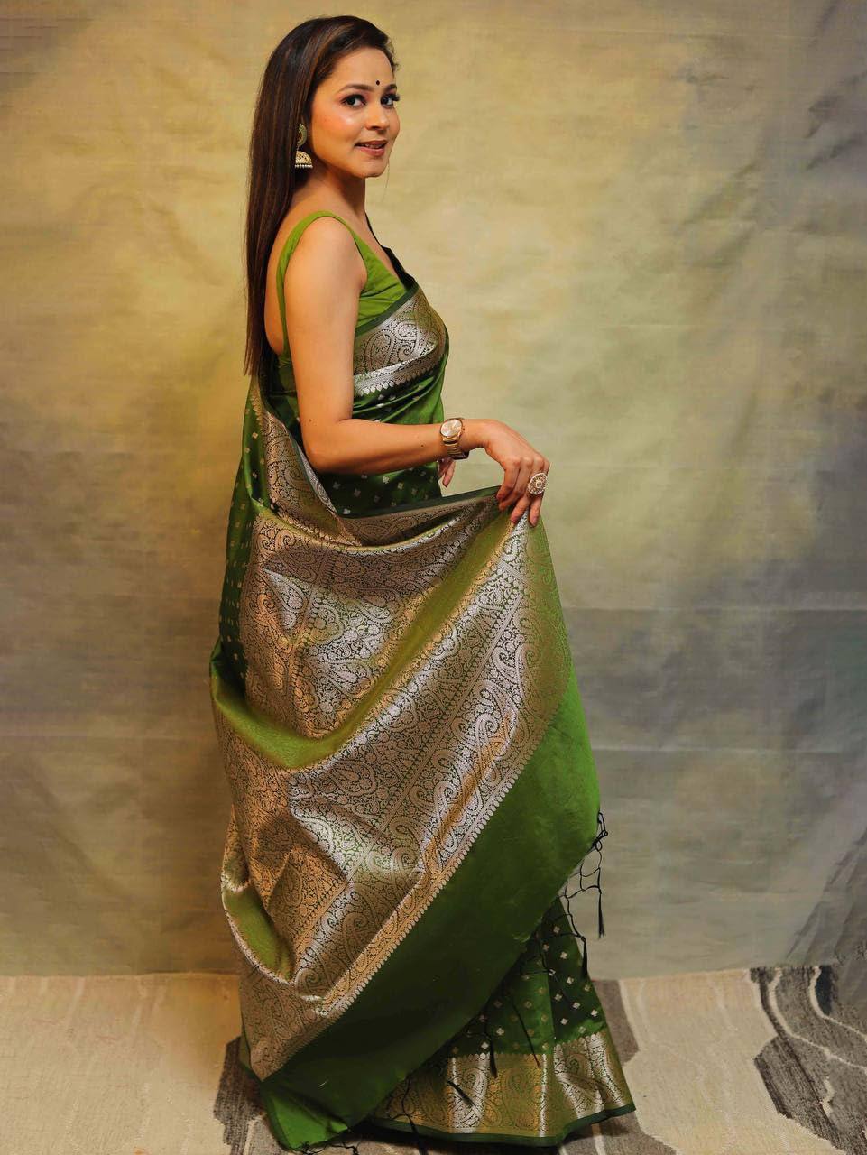 Flowless Green Soft Lichi Silk Saree With Classic Blouse Piece
