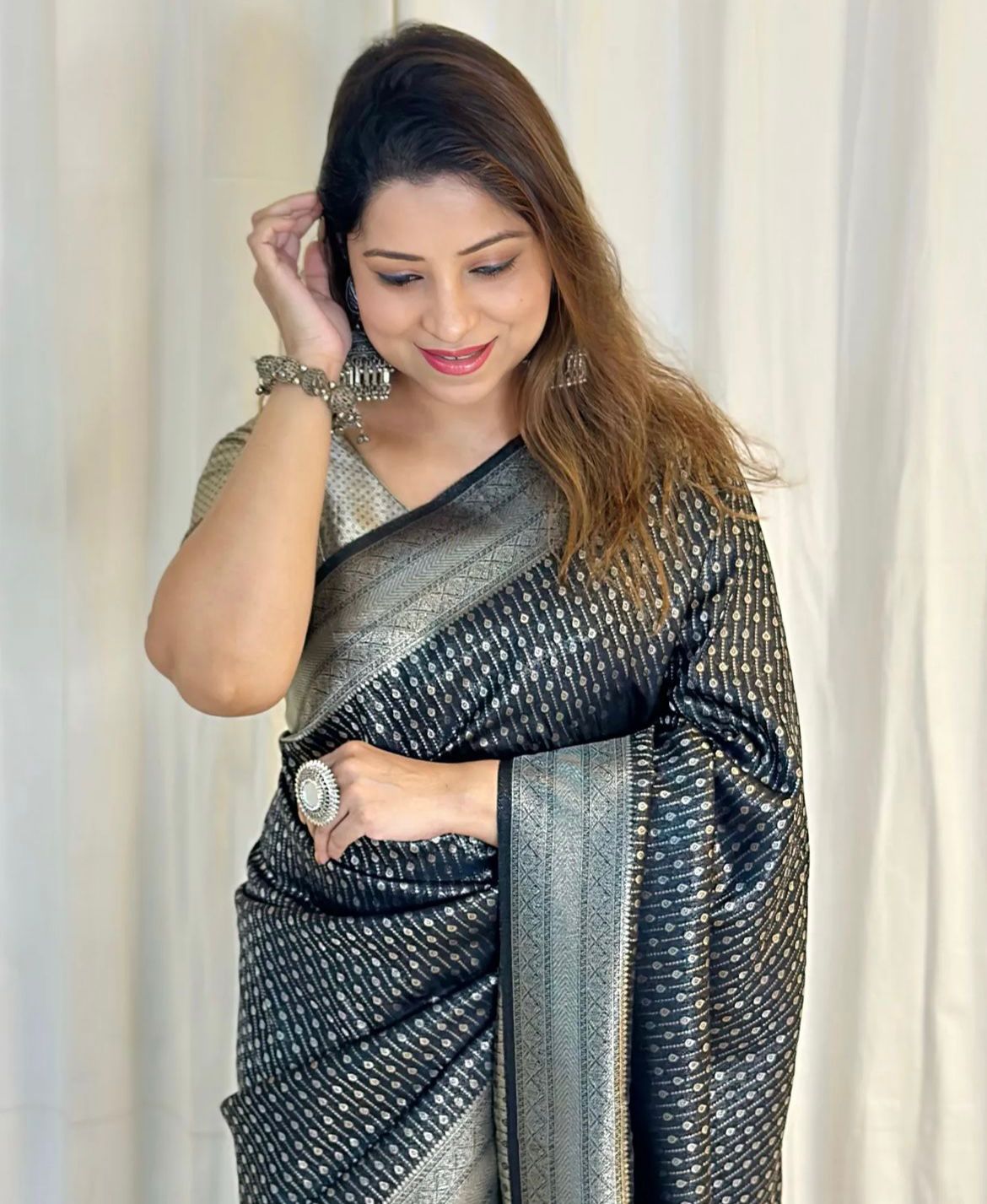 Flamboyant Black Soft Silk Saree With Super classy Blouse Piece