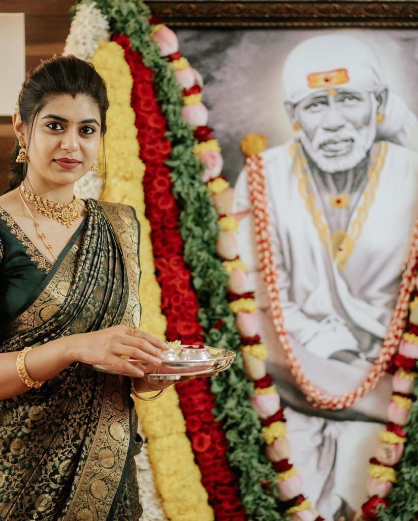 Adorning Dark Green Soft Lichi Silk Saree With Hypnotic Blouse Piece