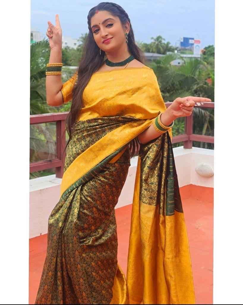 Luxury Lichi Silk Saree with Beautiful Zari Work