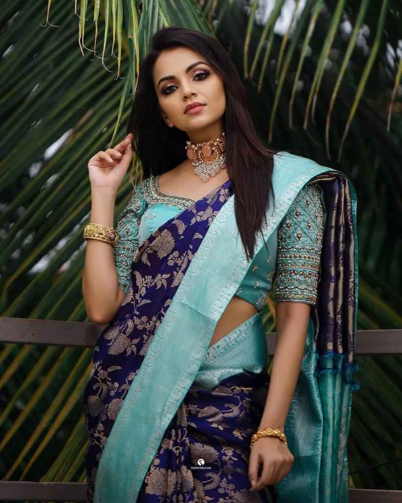 Party Wear Lichi Silk Saree with Elegant Zari Pattern