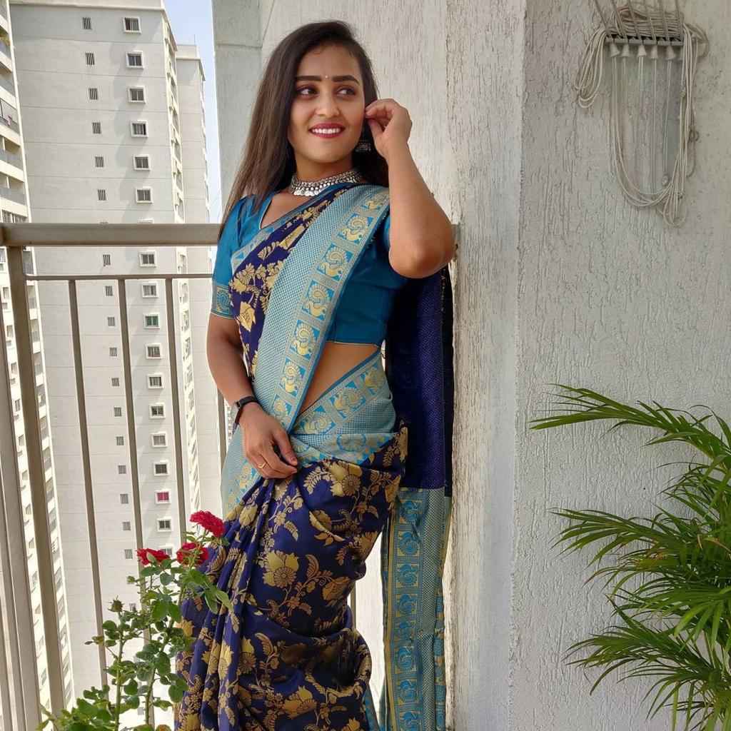 Party Wear Lichi Silk Saree with Elegant Zari Pattern