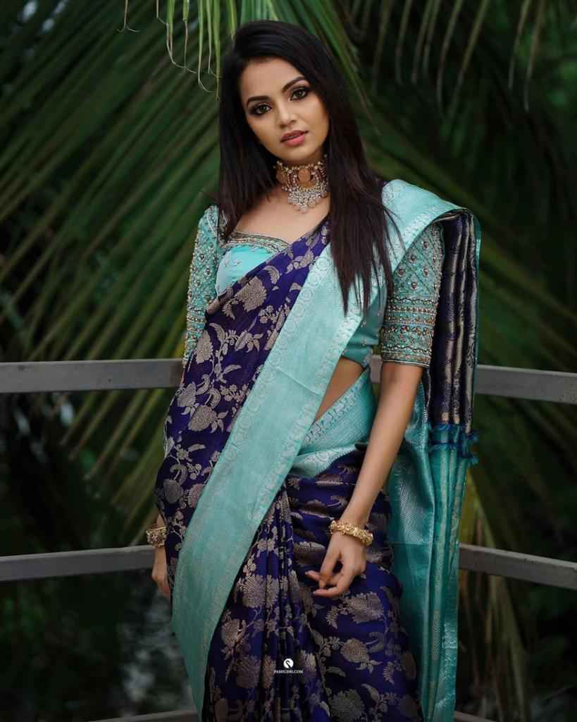 Party Wear Lichi Silk Saree with Elegant Zari Pattern