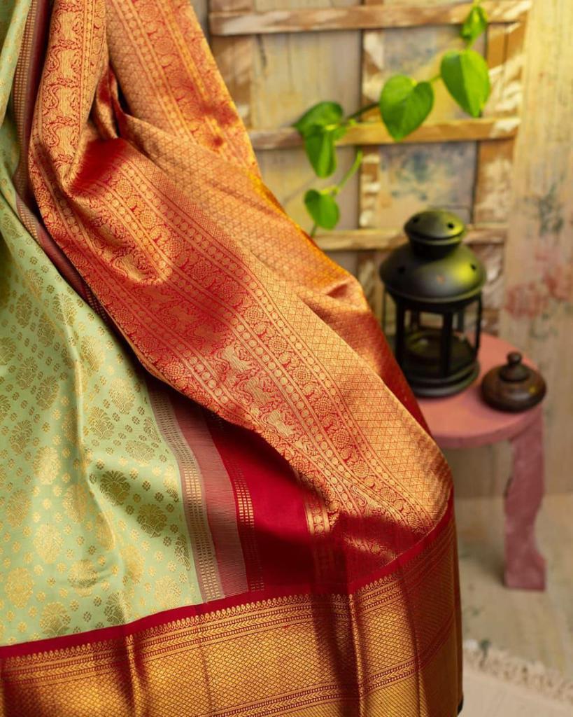 Flawless Lichi Silk Saree with Exclusive Zari Weaving