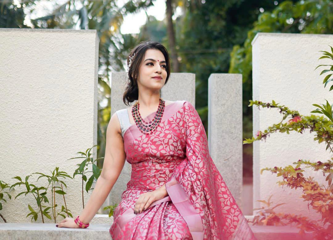 New Trend Lichi Silk Saree with Intricate Zari Weaving pink
