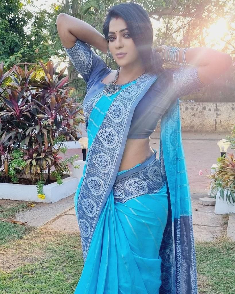 Luxury Silk Saree with Lichi Fabric &amp; Exquisite Zari Art