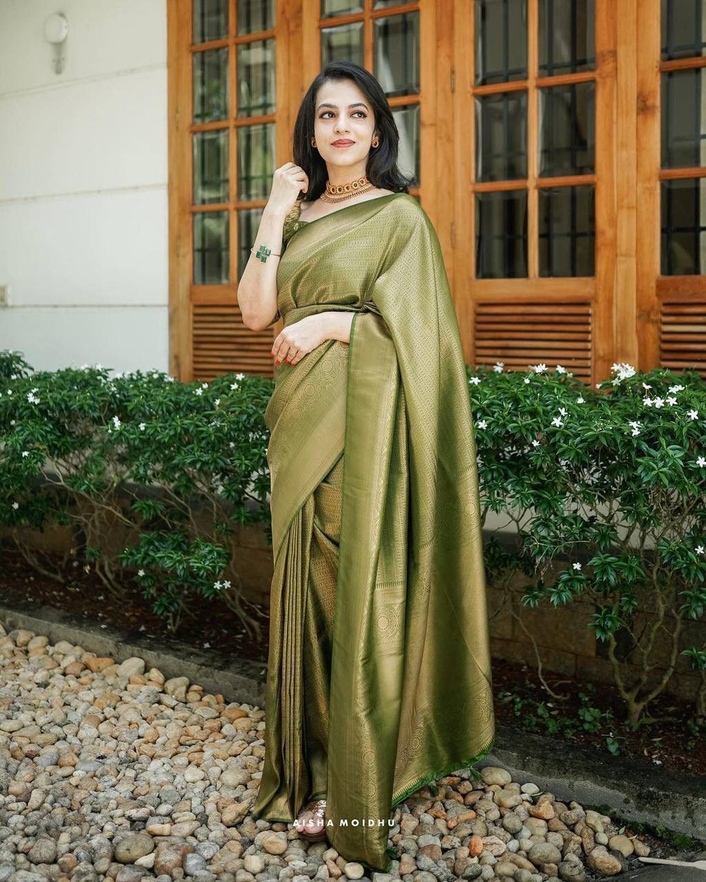 Elegant Designer Lichi Silk Saree with Classy Zari Pattern