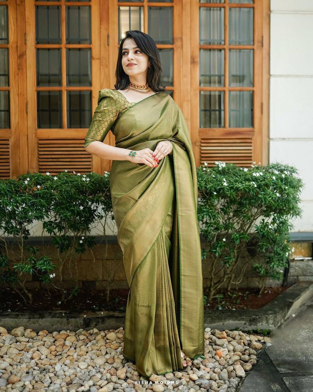 Elegant Designer Lichi Silk Saree with Classy Zari Pattern