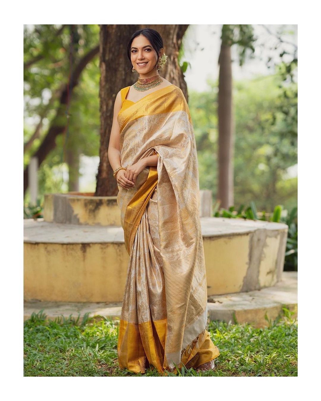 Designed Yellow Soft Lichi Silk Saree With Classic Blouse Piece