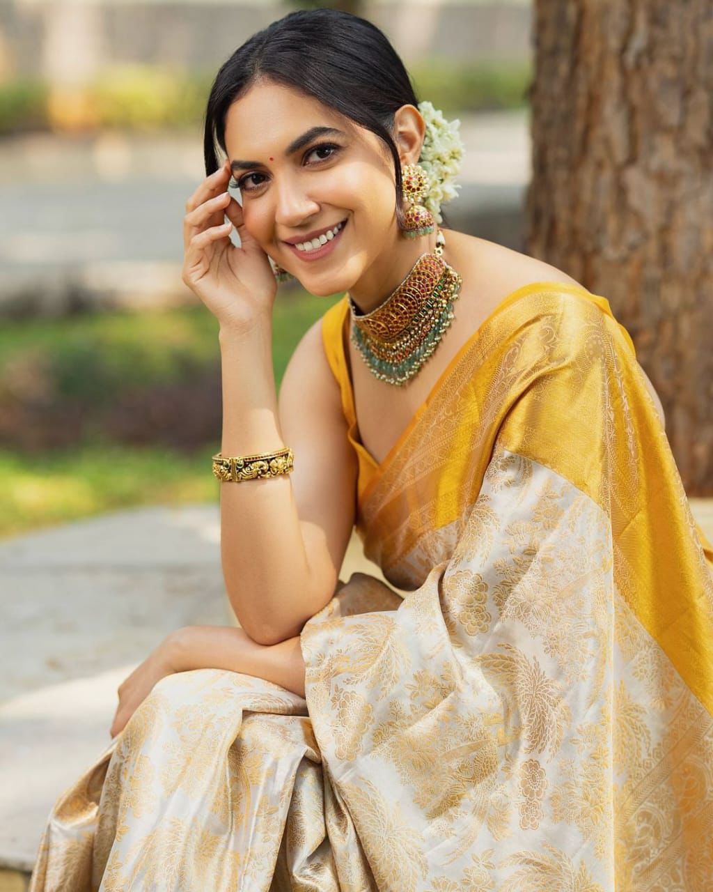 Designed Yellow Soft Lichi Silk Saree With Classic Blouse Piece