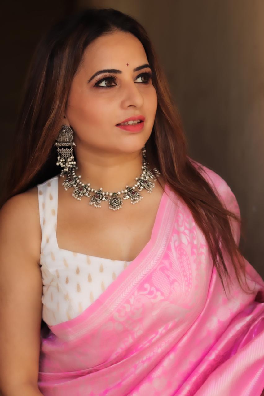 Timeless Lichi Silk Saree with Intricate Zari Weaving