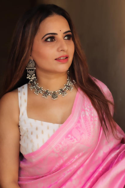 Timeless Lichi Silk Saree with Intricate Zari Weaving