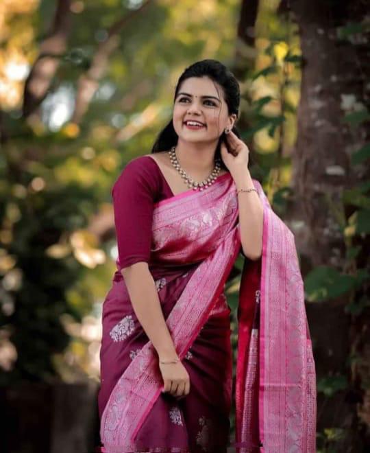 Exquisite Lichi Silk Saree with Stylish Zari Detailing