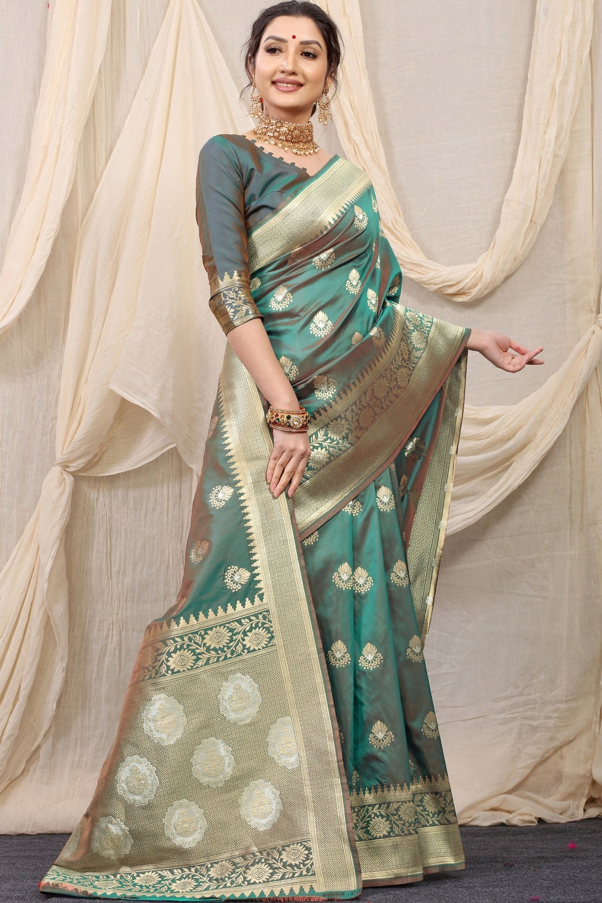 Confounding Grey Kanjivaram Silk With Effervescent Blouse Piece