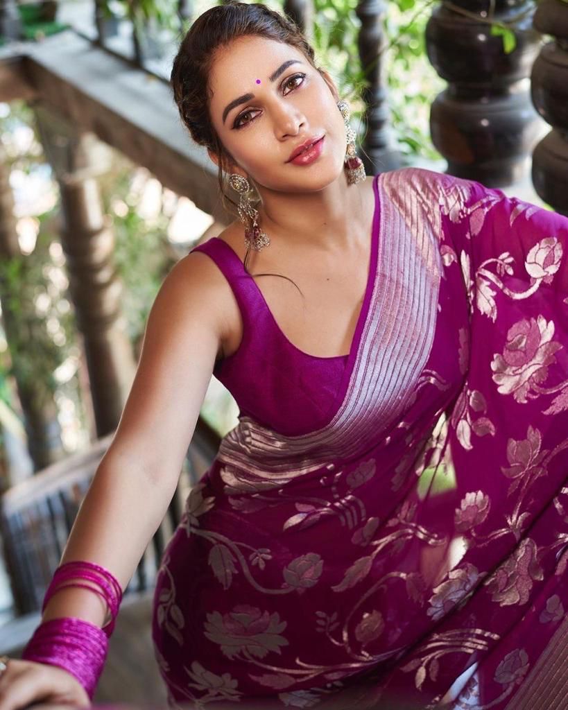 Embrace Purple Soft Lichi Silk Saree With Classic Blouse Piece