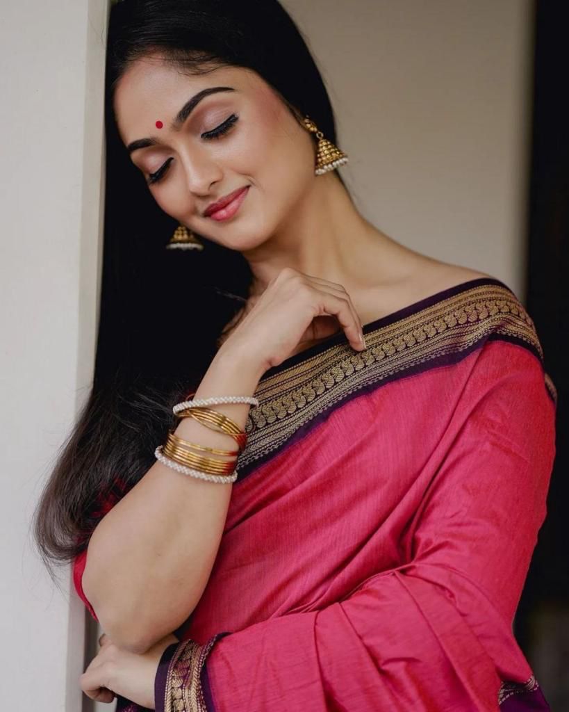 Exquisite Pink Lichi Silk Saree with Blouse Peace