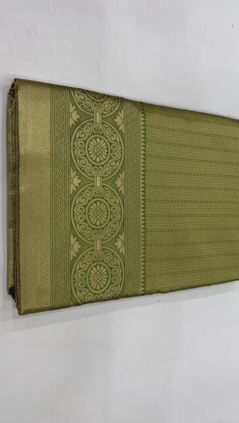 Elegant Designer Lichi Silk Saree with Classy Zari Pattern